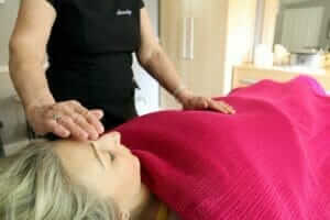 holistic-treatments-being-performed-on-model-at-serenity-hair-and-beauty (2)
